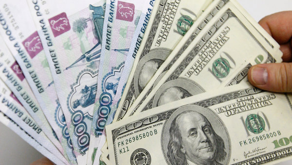 Рубли, доллары. Архивное фото