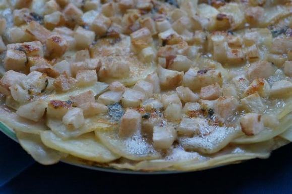 Картофельная галета с грушей и зеленым сыром Картофельная галета с грушей и зеленым сыром