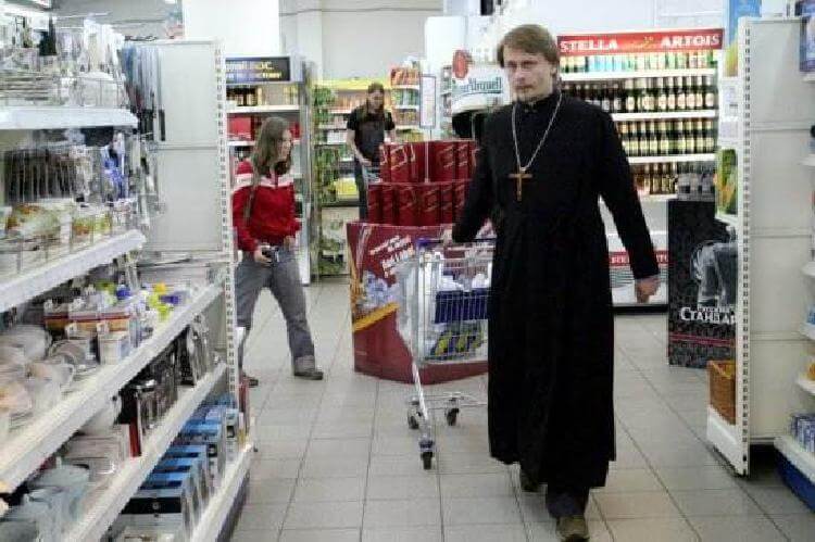 Забавная история знакомства. Священник в супермаркете разложил продукты на кассе и услышал : «О, смотрите, поп сколько себе понабрал Забавная история знакомства. Священник в супермаркете разложил продукты на кассе и услышал : «О, смотрите, поп сколько себе понабрал