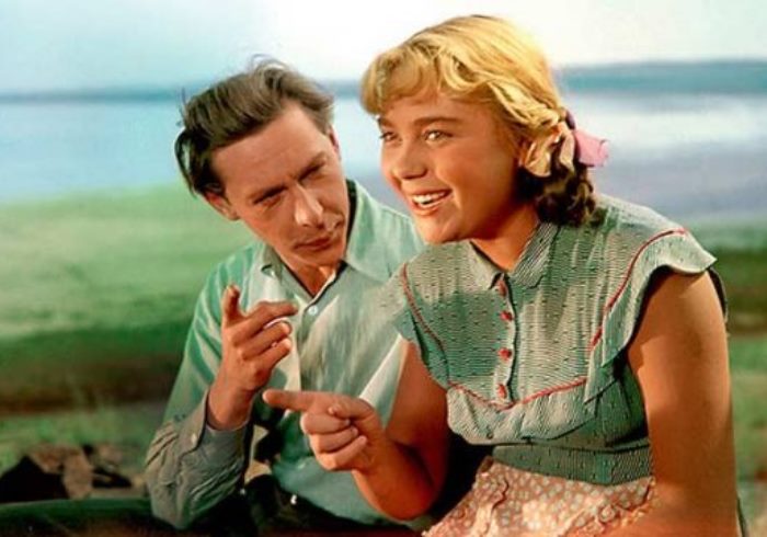 Олег Ефремов и Нина Дорошина в фильме *Первый эшелон*, 1955 | Фото: diwis.ru Олег Ефремов и Нина Дорошина в фильме *Первый эшелон*, 1955 | Фото: diwis.ru