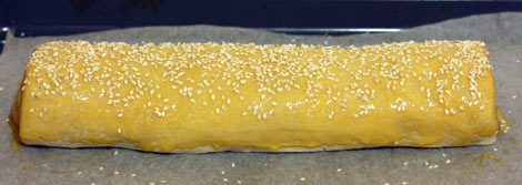 Рулет смазываем яйцом и посыпаем кунжутными семечками