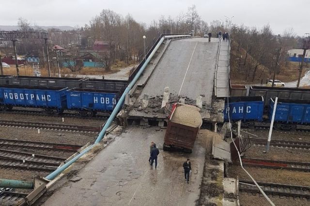Падение моста в Свободном будет стоить чиновникам дорого Падение моста в Свободном будет стоить чиновникам дорого