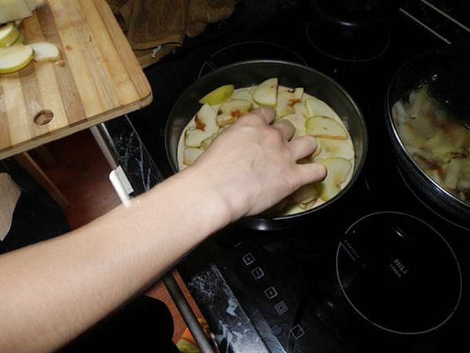  укладываем яблоки. пошаговое фото этапа приготовления пирога Шарлотка