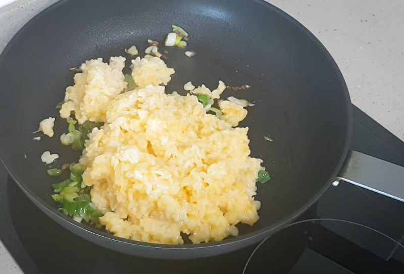 рис с яйцом на сковороде