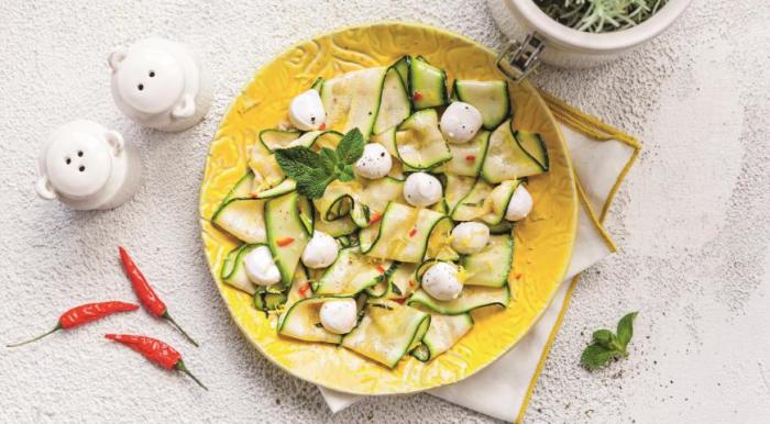 Салат из цукини с моцареллой. \ Фото: gastronom.ru. 8 вкусных овощных салатов, которыми не стыдно угостить гостей