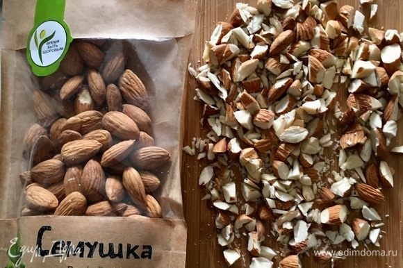 А тем временем порубить миндаль ножом. А тем временем порубить миндаль ножом.
