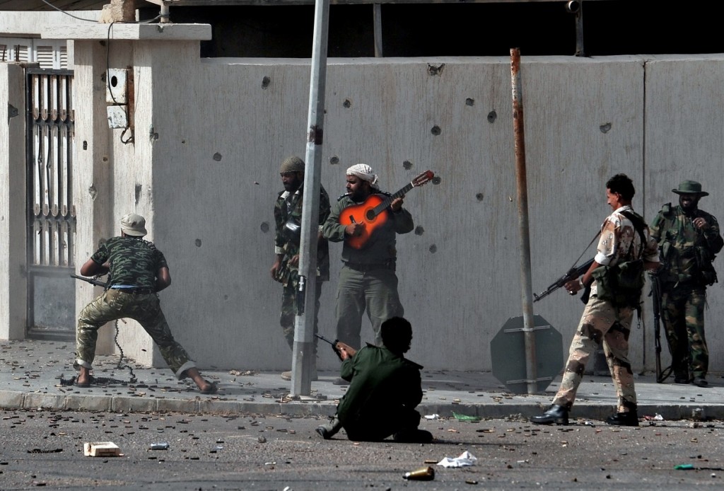 Бой между войсками Национального переходного совета Ливии и сторонниками Муаммара Каддафи в городе Сирт. Фото: AFP / Fotolink