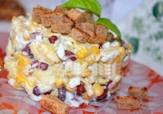Салат с фасолью и сосисками