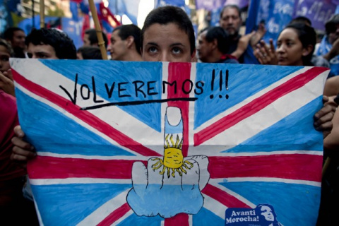 Аргентина забирает Фолклендс…