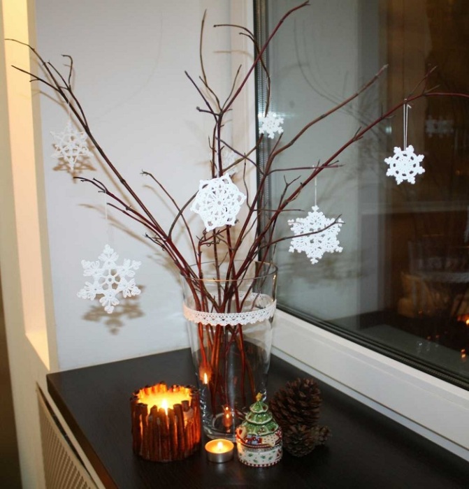 Зимой можно поставить в вазу ветки и украсить их снежинками. / Фото: dizainvfoto.ru