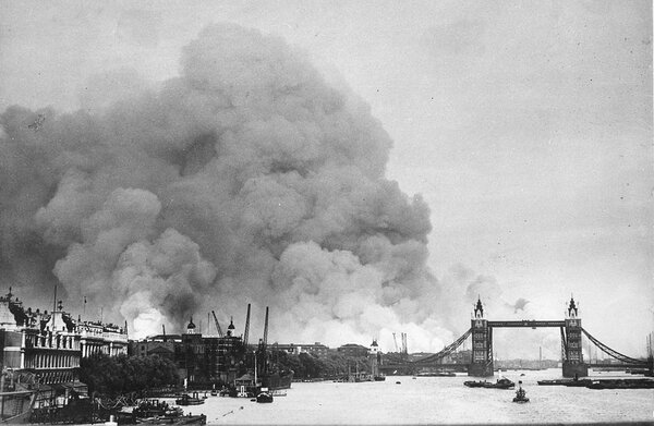 Пожар после немецкого налета на лондонские доки. 1940 год