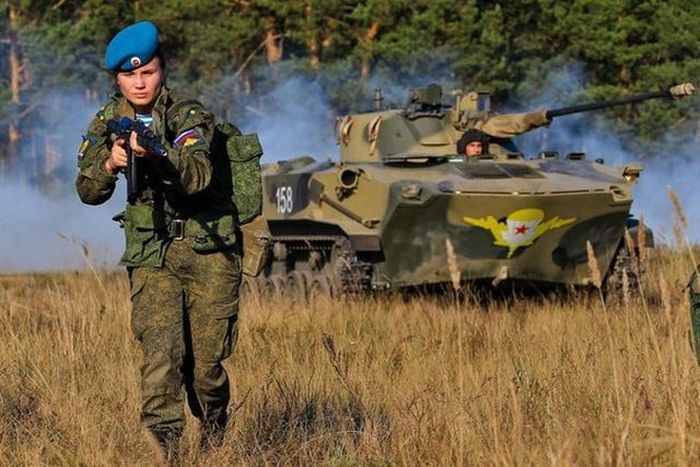 Курсантки высшего воздушно-десантного командного училища (12 фото)