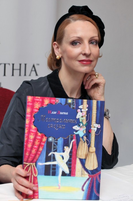 Илзе Лиепа с книгой «Театральные сказки». / Фото: www.woman.ru Илзе Лиепа с книгой «Театральные сказки». / Фото: www.woman.ru