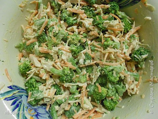 Доброе время суток....жители Страны....Угощайтесь салатиком...вкусным...легким и ярким...))))))))))) Нашла рецепт на просторах интернета....попробовала...понравилось...))))))))))) Набор продуктов минимальный...: - брокколи замороженная - 400-500 гр - отварная куриная грудка - 500 гр - маринованные огурцы - 5 шт. средних ( это по рецепту из интернета ) - заправить можно по своему усмотрению....( майонез...сметана...йогурт ) + соевый соус фото 5