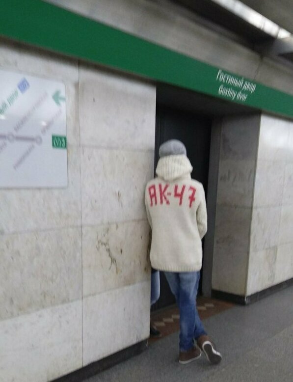 Опасный парень Пассажиры метро слишком модные для этой планеты
(20 фото)