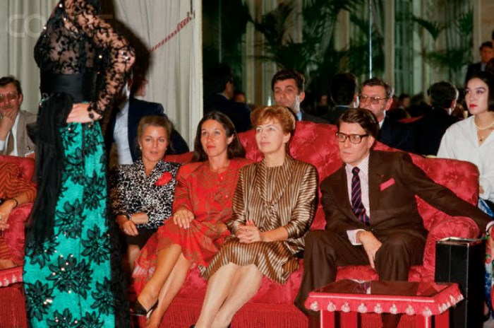 Раиса Горбачева на закрытом показе YSL (Ив Сен Лоран), 1986 | Фото: foto-history.livejournal.com Уроки стиля от Раисы Горбачевой, или Почему советские женщины недолюбливали первую леди СССР
