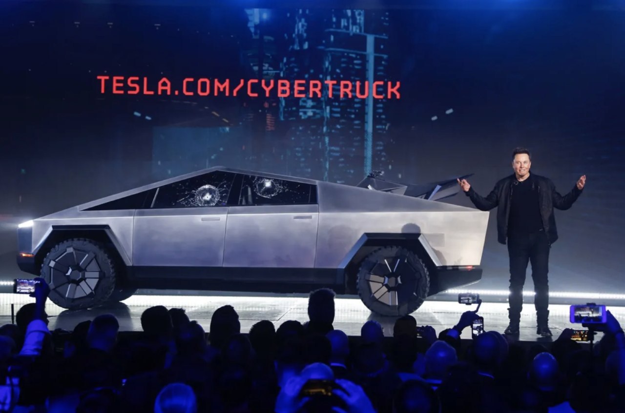 Кирпич с колесами: Tesla представила электропикап Cybertruck, сеть ответила мемами