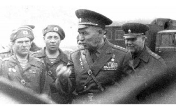 Как генерал Дядя Вася своими десантниками американцев напугал: «Это с ними мы собираемся воевать?» Как генерал Дядя Вася своими десантниками американцев напугал: «Это с ними мы собираемся воевать?»