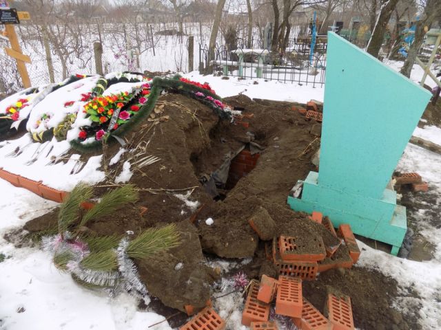 В Одесской области вандалы разрыли склеп, чтобы отдохнуть в нем В Одесской области вандалы разрыли склеп, чтобы отдохнуть в нем