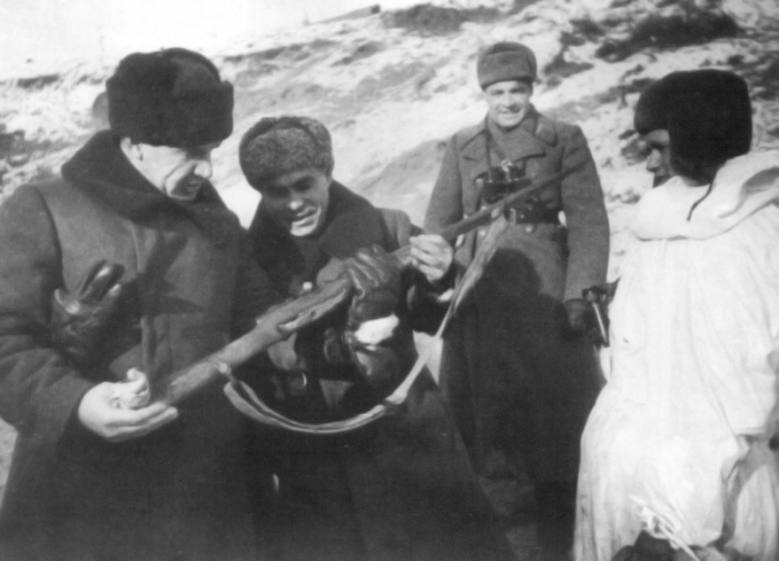 Вручение винтовки Зайцеву. | Фото: waralbum.ru. Дуэль с оптическим прицелом: как Василий Зайцев в Сталинграде победил лучшего немецкого снайпера