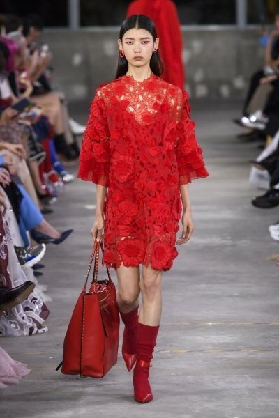 Миллион алых роз — чем нас покорила новая коллекция Valentino Pre-Fall-2019 Миллион алых роз — чем нас покорила новая коллекция Valentino Pre-Fall-2019