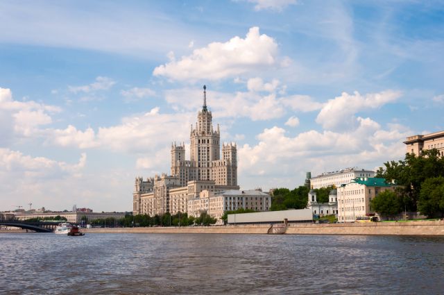 СК установит причины появления таинственной пены на Яузе в Москве