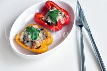 Запечённые перцы с курицей и грибами