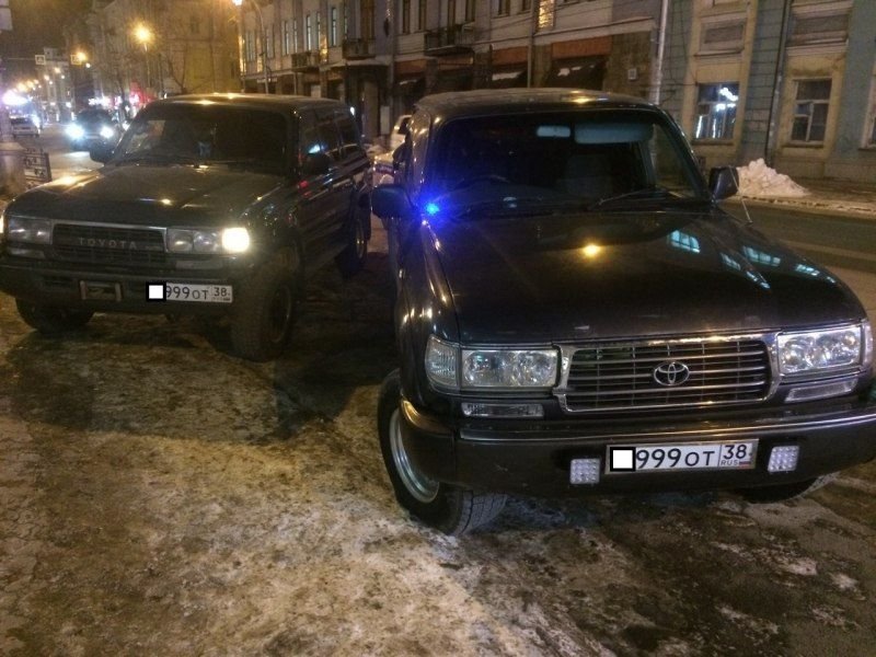 Супруг по телефону сообщил, что находится дома, но женщина не поверила. Тогда мужчина на собственной машине приехал в центр города. Выяснилось, что одинаковые иномарки имеют идентичные государственные регистрационные знаки. Супруг по телефону сообщил, что находится дома, но женщина не поверила. Тогда мужчина на собственной машине приехал в центр города. Выяснилось, что одинаковые иномарки имеют идентичные государственные регистрационные знаки. toyota, авто, автомобиль двойник, автоприкол, криминал, номера, номерные знаки, полиция