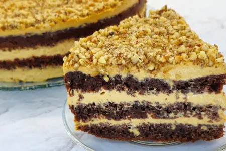 Вкусный торт из шоколада с карамельным кремом