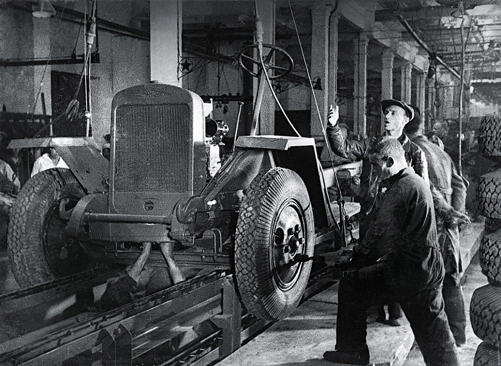 Автозавод (с 14 февраля 1943 г. Уральский автомобильный). Сборка первых автомобилей «ЗИС—5В» (трехтонка). Автозавод (с 14 февраля 1943 г. Уральский автомобильный). Сборка первых автомобилей «ЗИС—5В» (трехтонка).