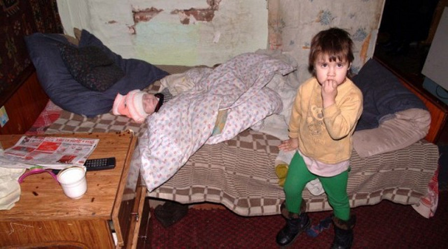 У нас в подъезде живет женщина. У неё пять детей и шестым беременна. Как-то встретила я соседку, которая живёт с ней через стенку… У нас в подъезде живет женщина. У неё пять детей и шестым беременна. Как-то встретила я соседку, которая живёт с ней через стенку…