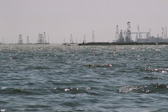 Иран и Азербайджан поделят каспийскую нефть Иран и Азербайджан поделят каспийскую нефть