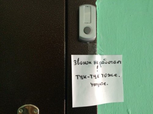 Блондинка оформляет кредит.. Блондинка оформляет кредит..