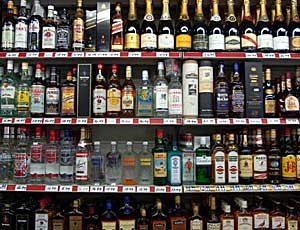 Алкоголь может исчезнуть с прилавков магазинов / Депутаты хотят убрать спиртное с витрин, подобно сигаретам