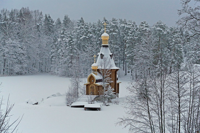 Замерзшая река Вуокса и церковь.