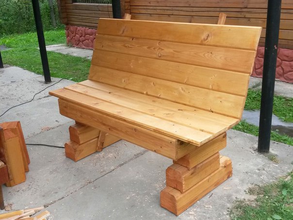 Скамейка из остатков бруса