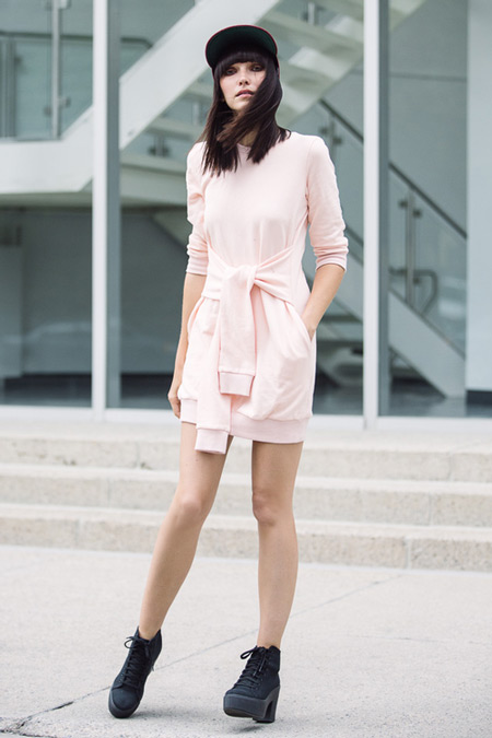 Модель в милом платье, черные ботинки и кепка