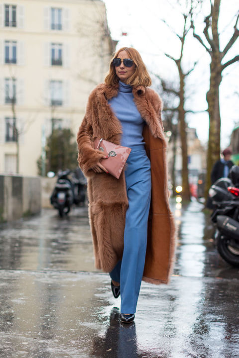 Девушка в голубых брюках и водолазке, светло коричневая шуба, лаковый клатч