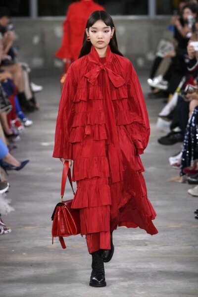 Миллион алых роз — чем нас покорила новая коллекция Valentino Pre-Fall-2019 Миллион алых роз — чем нас покорила новая коллекция Valentino Pre-Fall-2019