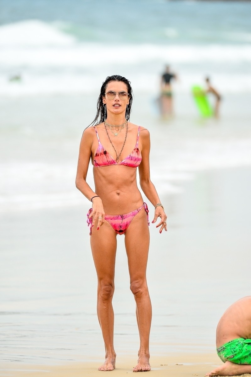 Алессандра Амбросио на пляже 2020