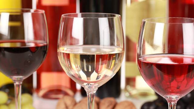 Онколог рассказал о связи цвета вина с развитием рака