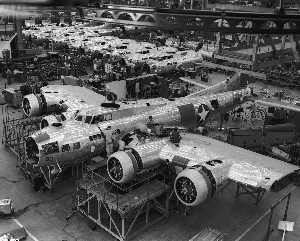 Производство бомбардировщиков B-17 на заводе фирмы «Локхид» в Бербанке, США. Производство бомбардировщиков B-17 на заводе фирмы «Локхид» в Бербанке, США.