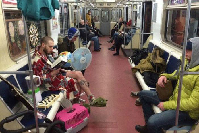 Уютно устроился в вагоне. Уютно устроился в вагоне.