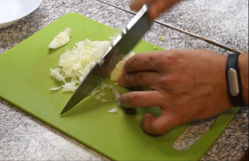Шинкуем мелко лук Шинкуем мелко лук гречка, еда, каша, кулинария, кулинарное шоу, рецепт