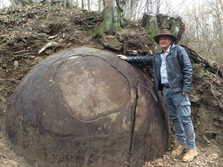Огромные каменные шары в Боснии