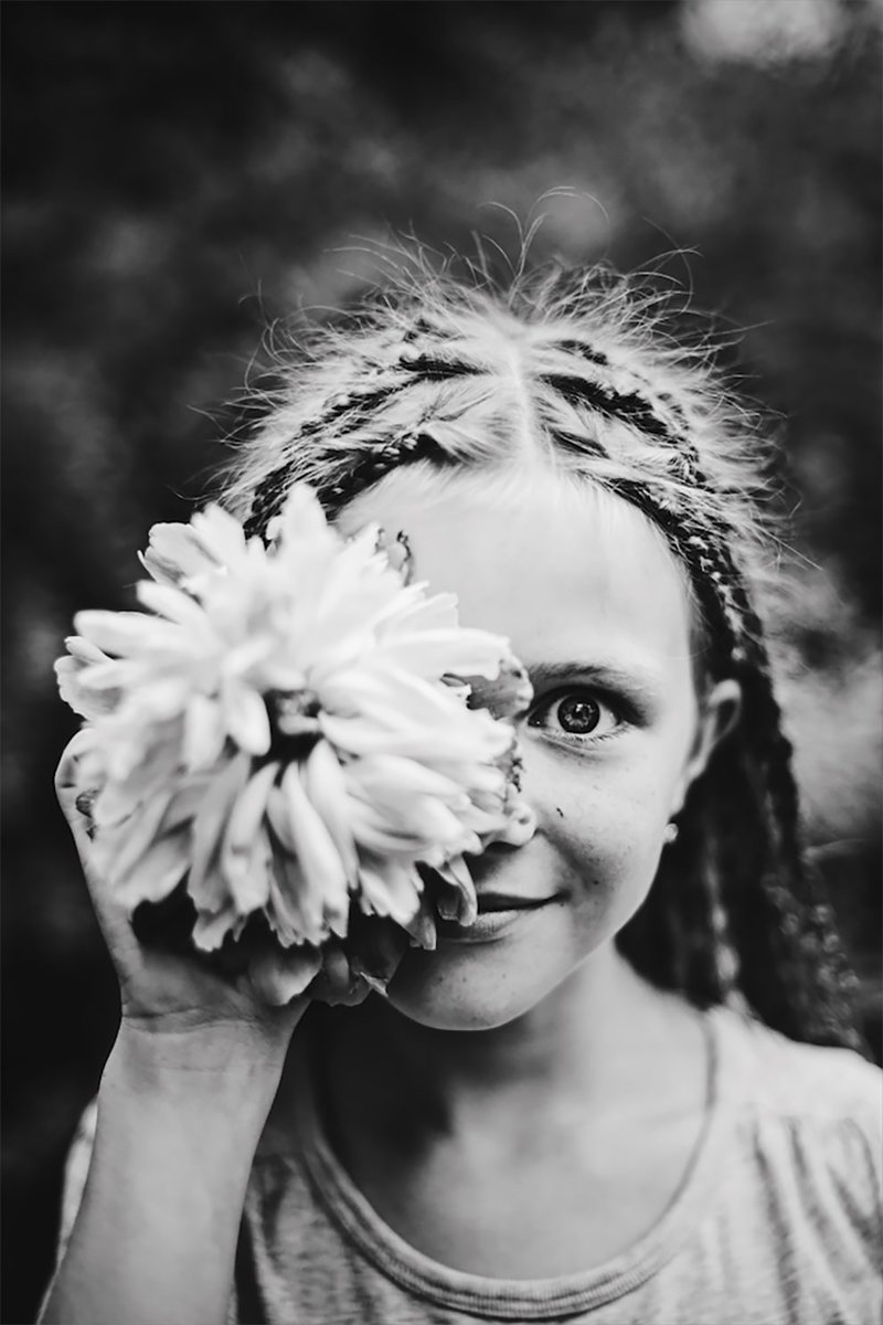 "Сандра и пион" (фото: Елена Широких, Россия) B&W Child Photo Contest, детство, конкурс, победитель, ребенок, снимок, фотография