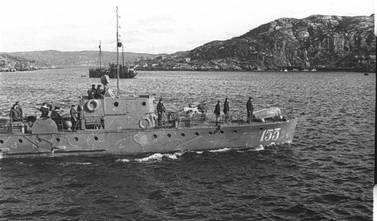 Воздушные пираты против одного морского охотника