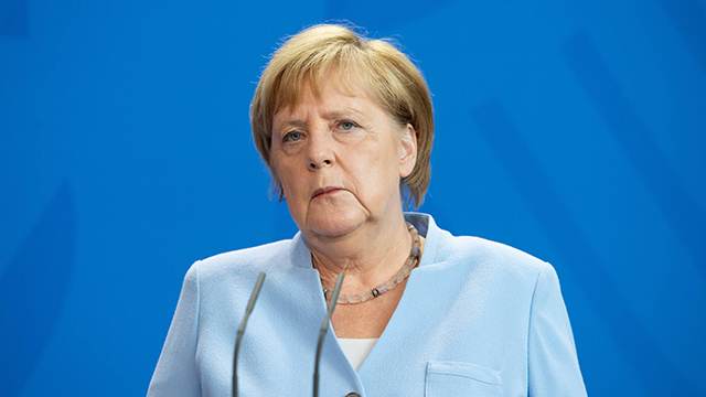 Меркель прибыла во Францию для участия в саммите G7