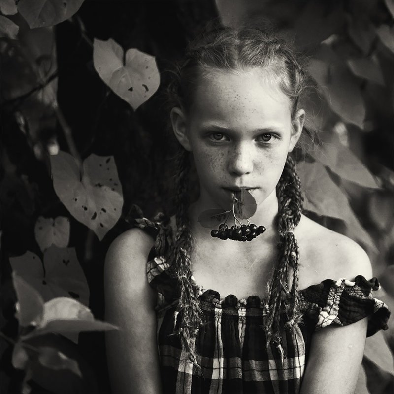 "Маша" (фото: Евгений Матвеев, Россия) B&W Child Photo Contest, детство, конкурс, победитель, ребенок, снимок, фотография