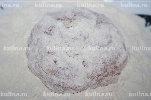 Куриные котлеты с сырной начинкой и с соусом Формуем котлеты, обваливаем в муке.